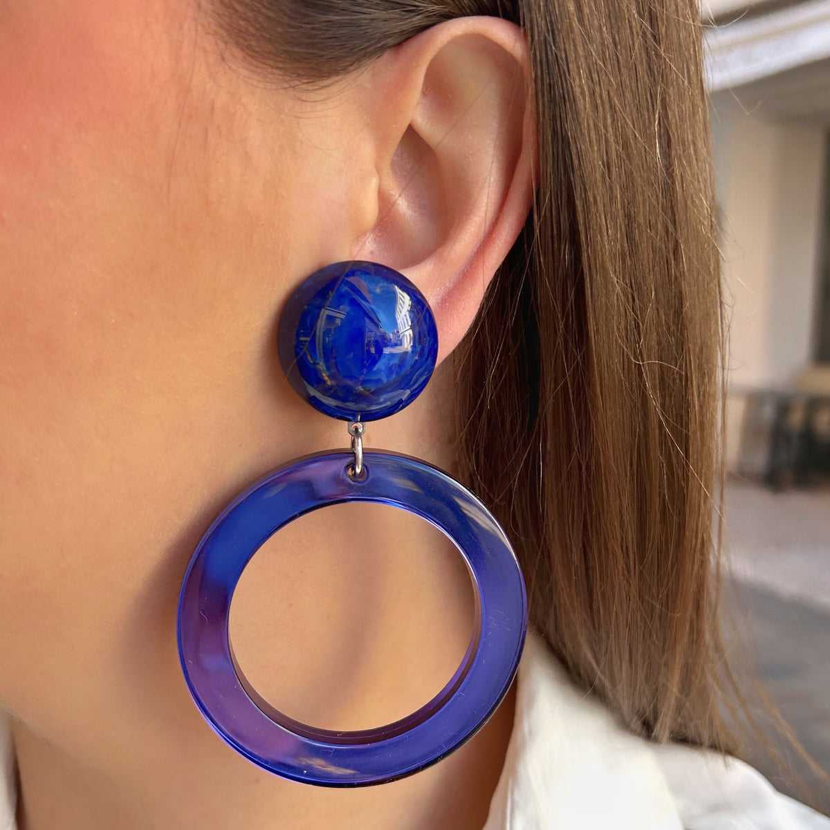 Boucles d’oreilles à clips Veronica M Bleu Francine Bramli Paris, bouton rond bleu profond et anneau circulaire bleu violet translucide – Divinity Sète