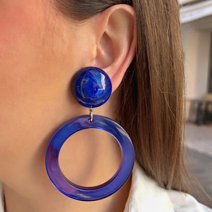 Boucles d’oreilles à clips Veronica M Bleu Francine Bramli Paris, bouton rond bleu profond et anneau circulaire bleu violet translucide – Divinity Sète