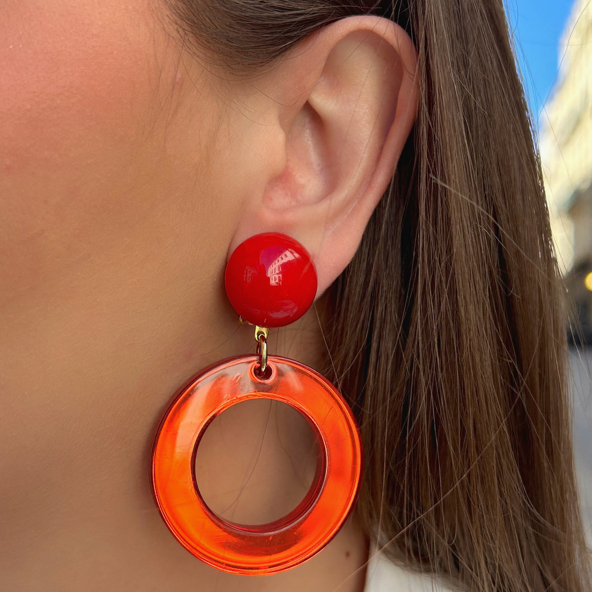 Boucles d’oreilles à clips Veronica XS Rouge Francine Bramli Paris, bouton rond rouge et anneau en résine rouge translucide – Divinity Sète