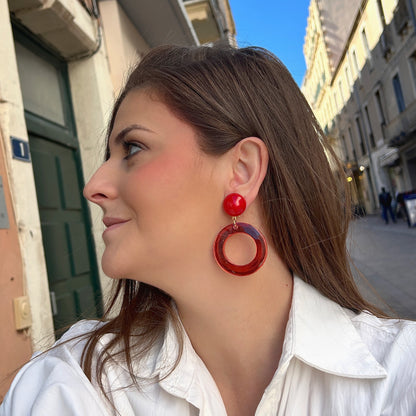 Boucles d’oreilles à clips Veronica XS Rouge Francine Bramli Paris, bouton rond rouge et anneau en résine rouge translucide – Divinity Sète