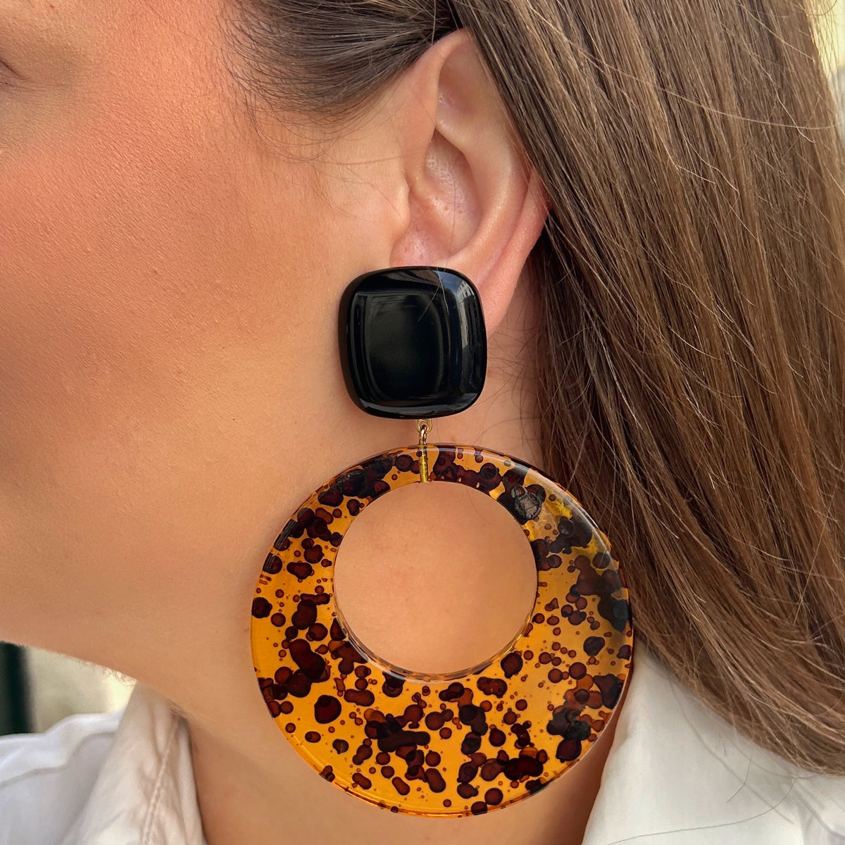 Boucles d’oreilles Cloé Ambre noir et écaille Francine Bramli Paris
