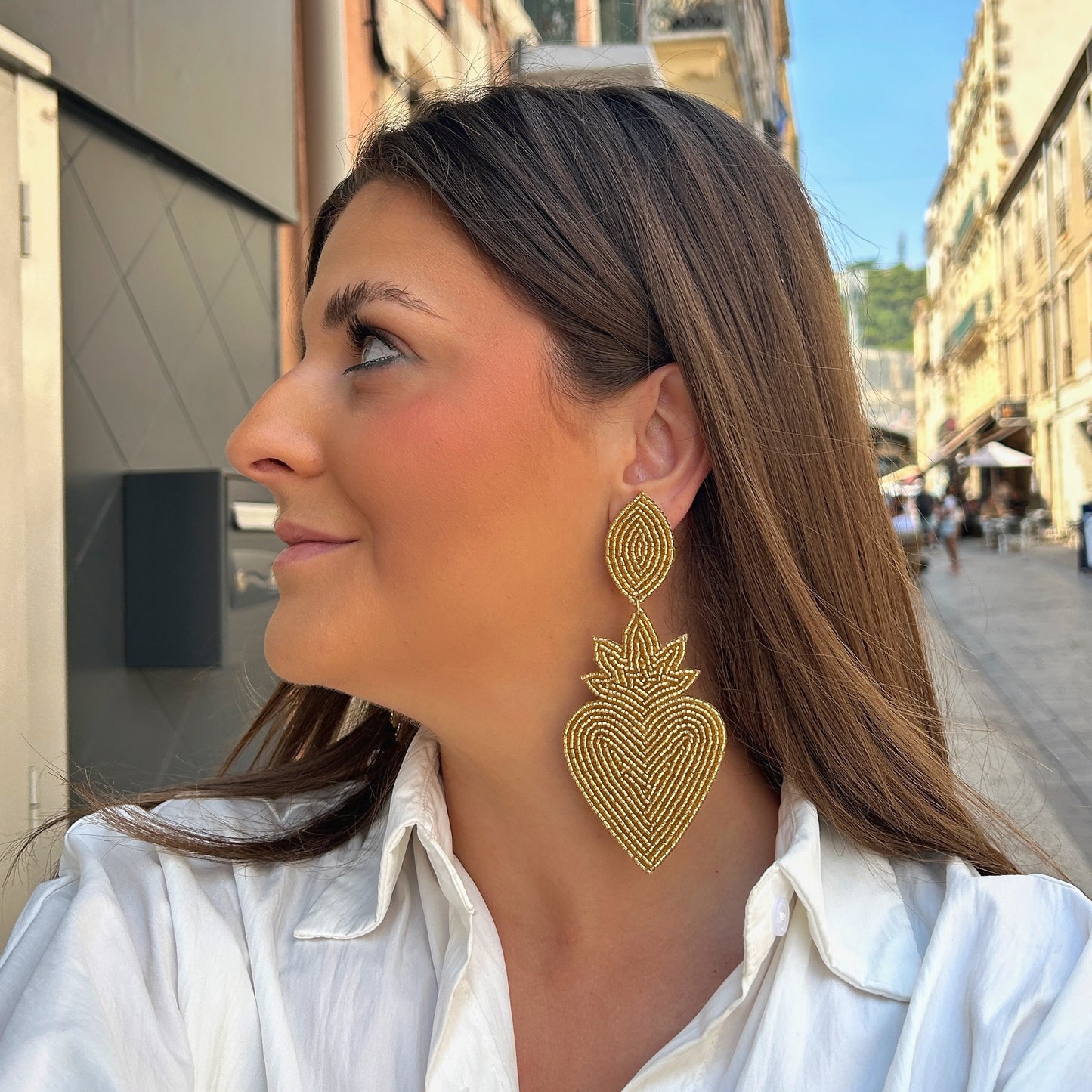 Boucles d'oreilles Cœur Sacré Gold Thelma & Nina brodées de perles dorées avec tige en plaqué or