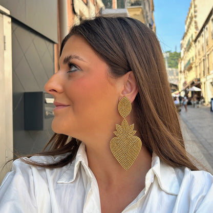 Boucles d'oreilles Cœur Sacré Gold Thelma & Nina brodées de perles dorées avec tige en plaqué or