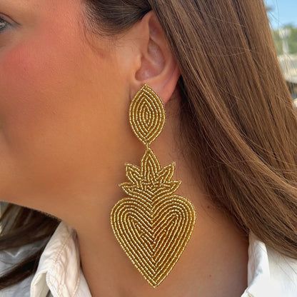 Boucles d'oreilles Cœur Sacré Gold Thelma & Nina brodées de perles dorées avec tige en plaqué or
