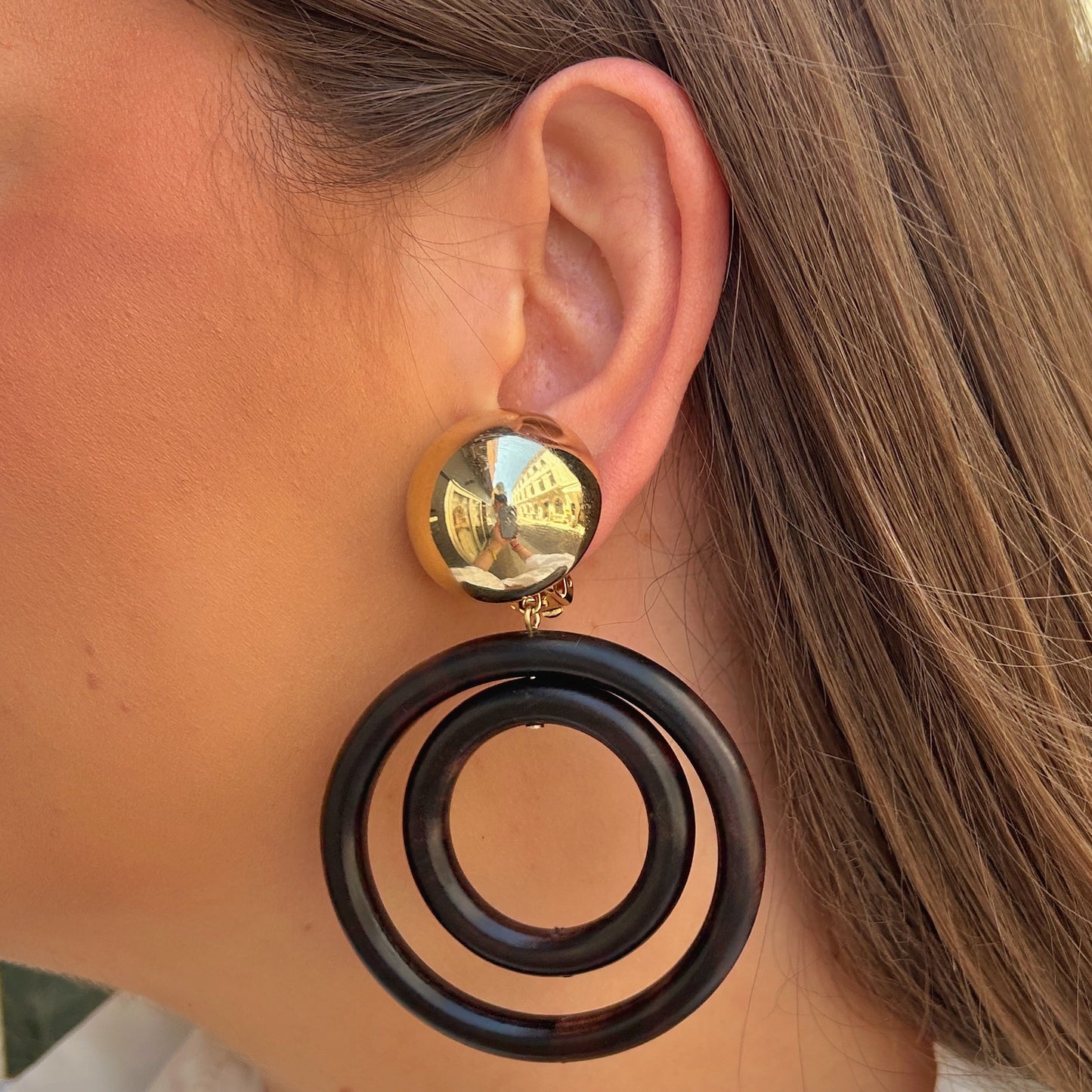 Boucles d'oreilles Comète Double Noir Francine Bramli Paris à doubles anneaux noirs portées
