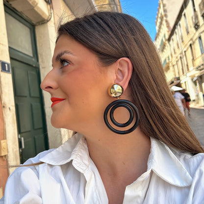 Boucles d'oreilles Comète Double Noir Francine Bramli Paris à doubles anneaux noirs portées