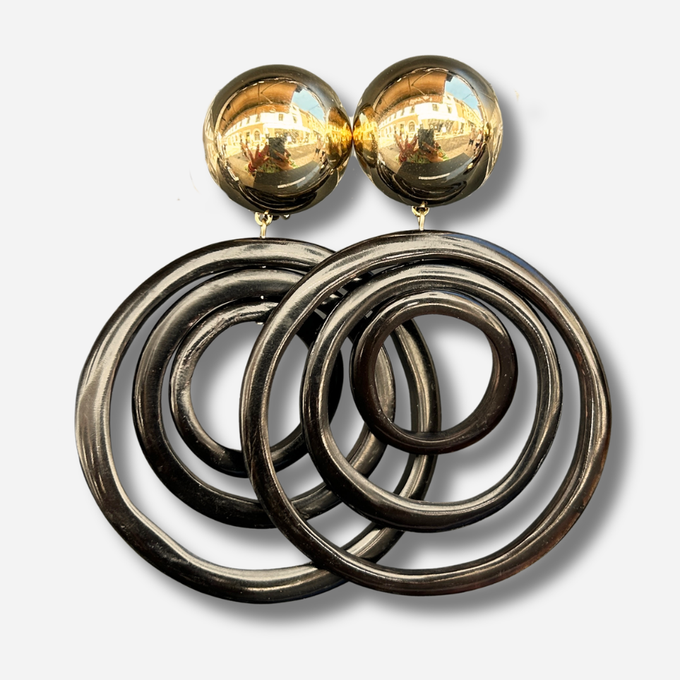 Boucles d'oreilles Comète Triple Noir Francine Bramli Paris à triples anneaux noirs portées