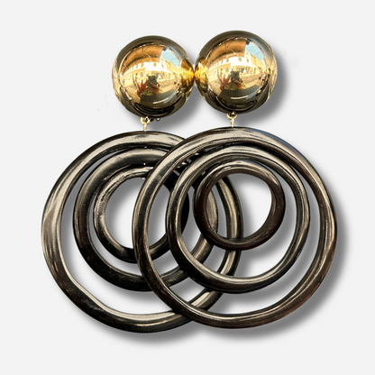 Boucles d'oreilles Comète Triple Noir Francine Bramli Paris à triples anneaux noirs portées