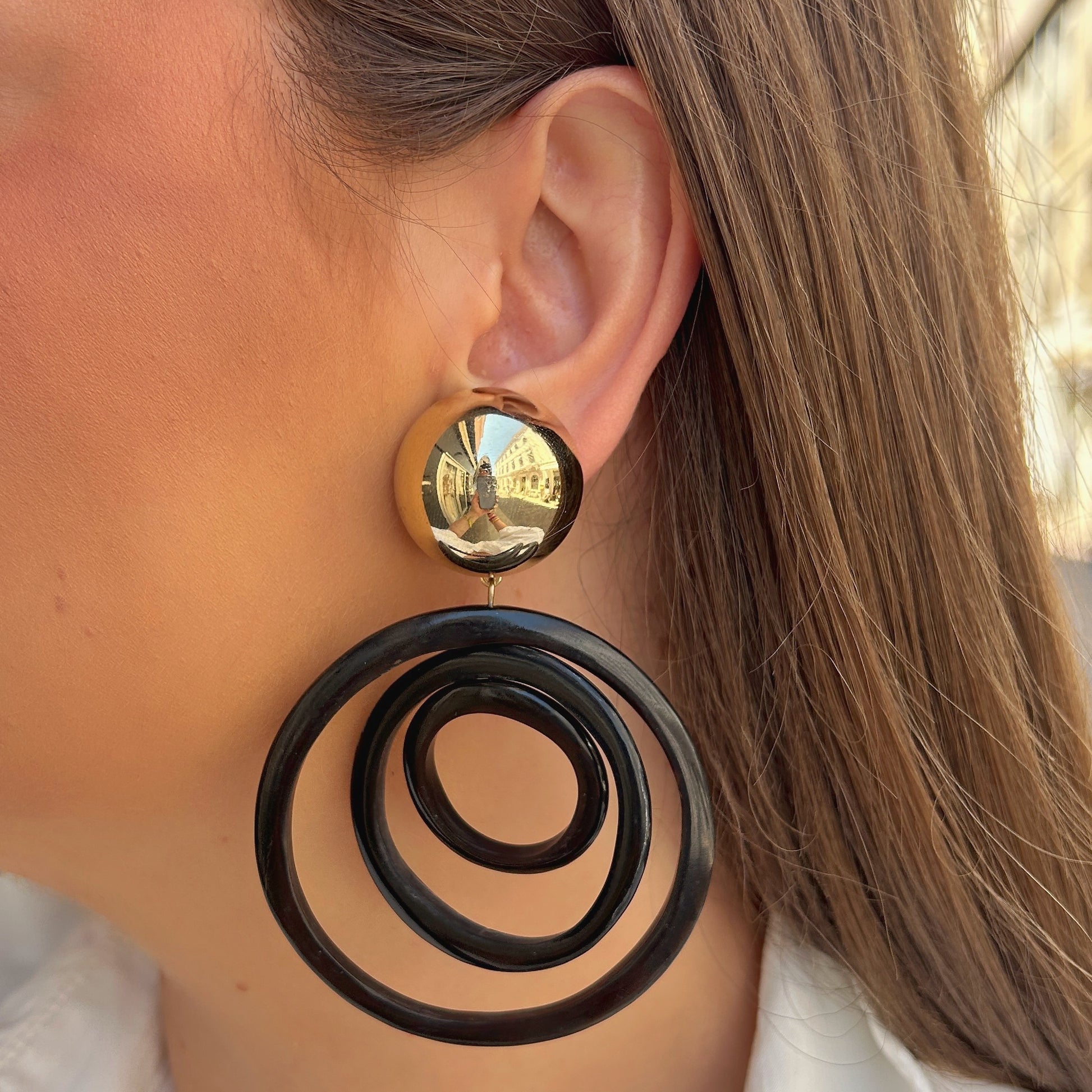 Boucles d'oreilles Comète Triple Noir Francine Bramli Paris à triples anneaux noirs portées