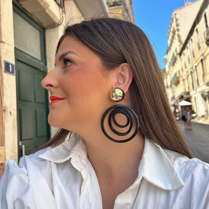 Boucles d'oreilles Comète Triple Noir Francine Bramli Paris à triples anneaux noirs portées