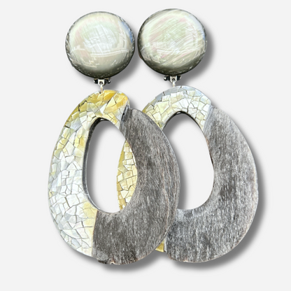 Boucles d'oreilles Francine Bramli en véritable corne naturelle et nacre mosaïque grise et ivoire