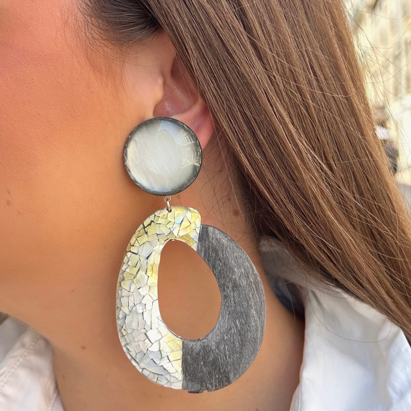 Boucles d'oreilles Francine Bramli en véritable corne naturelle et nacre mosaïque grise et ivoire