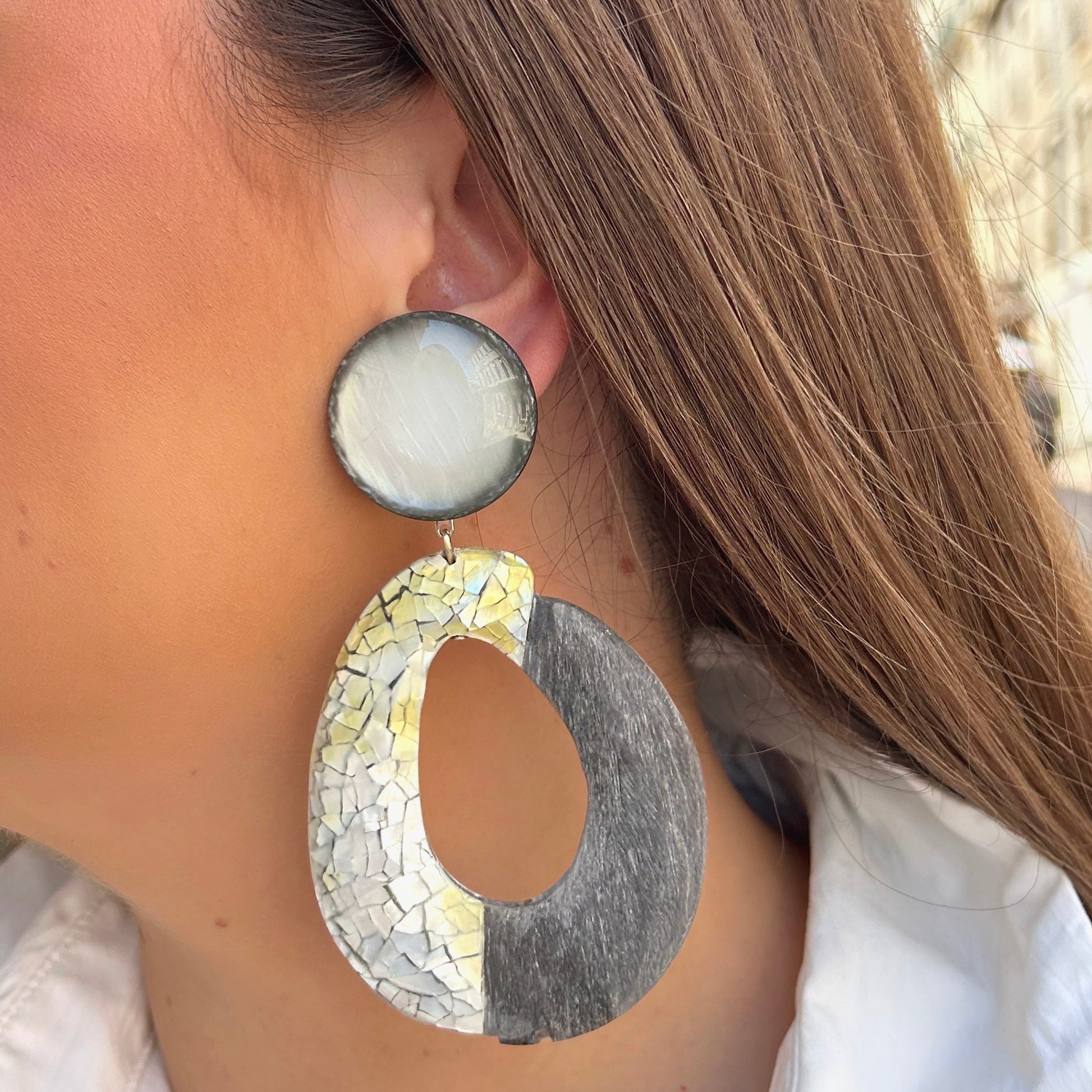 Boucles d'oreilles Francine Bramli en véritable corne naturelle et nacre mosaïque grise et ivoire