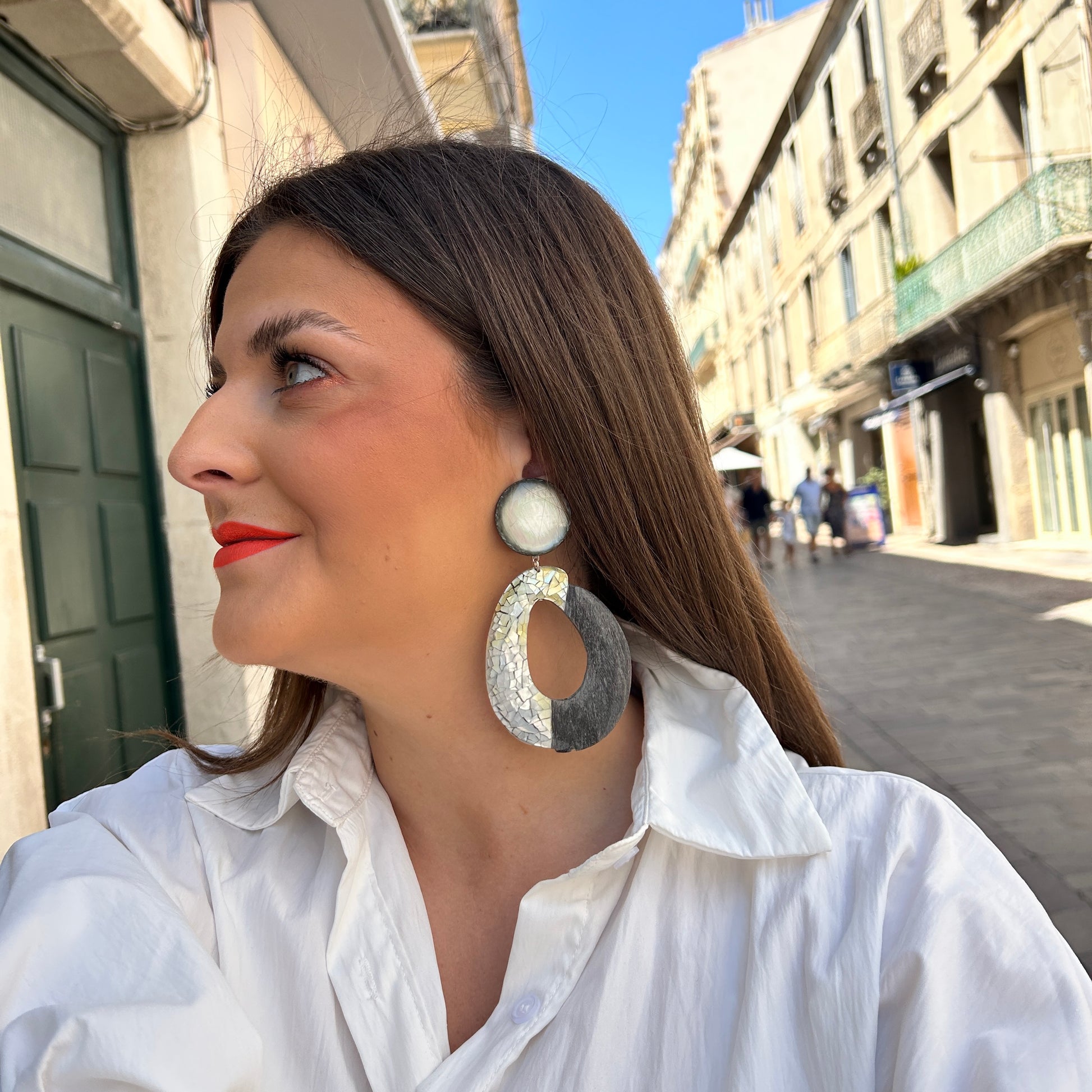 Boucles d'oreilles Francine Bramli en véritable corne naturelle et nacre mosaïque grise et ivoire