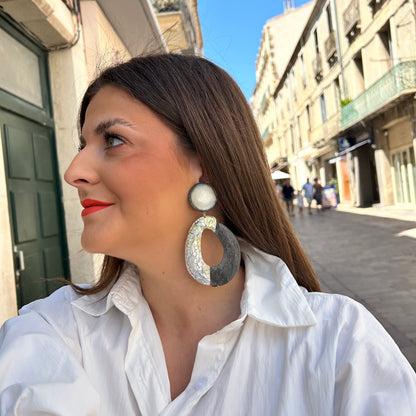 Boucles d'oreilles Francine Bramli en véritable corne naturelle et nacre mosaïque grise et ivoire