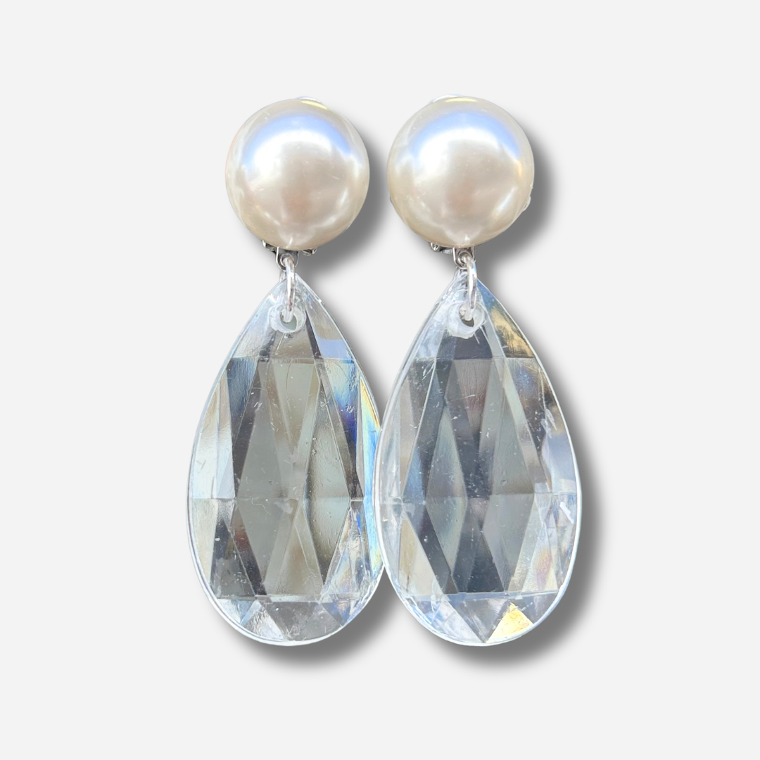 Boucles d'oreilles à clips Cristal Perle XS Francine Bramli Paris, perle ronde nacrée ivoire et pendentif goutte transparente facettée – Divinity Sète.