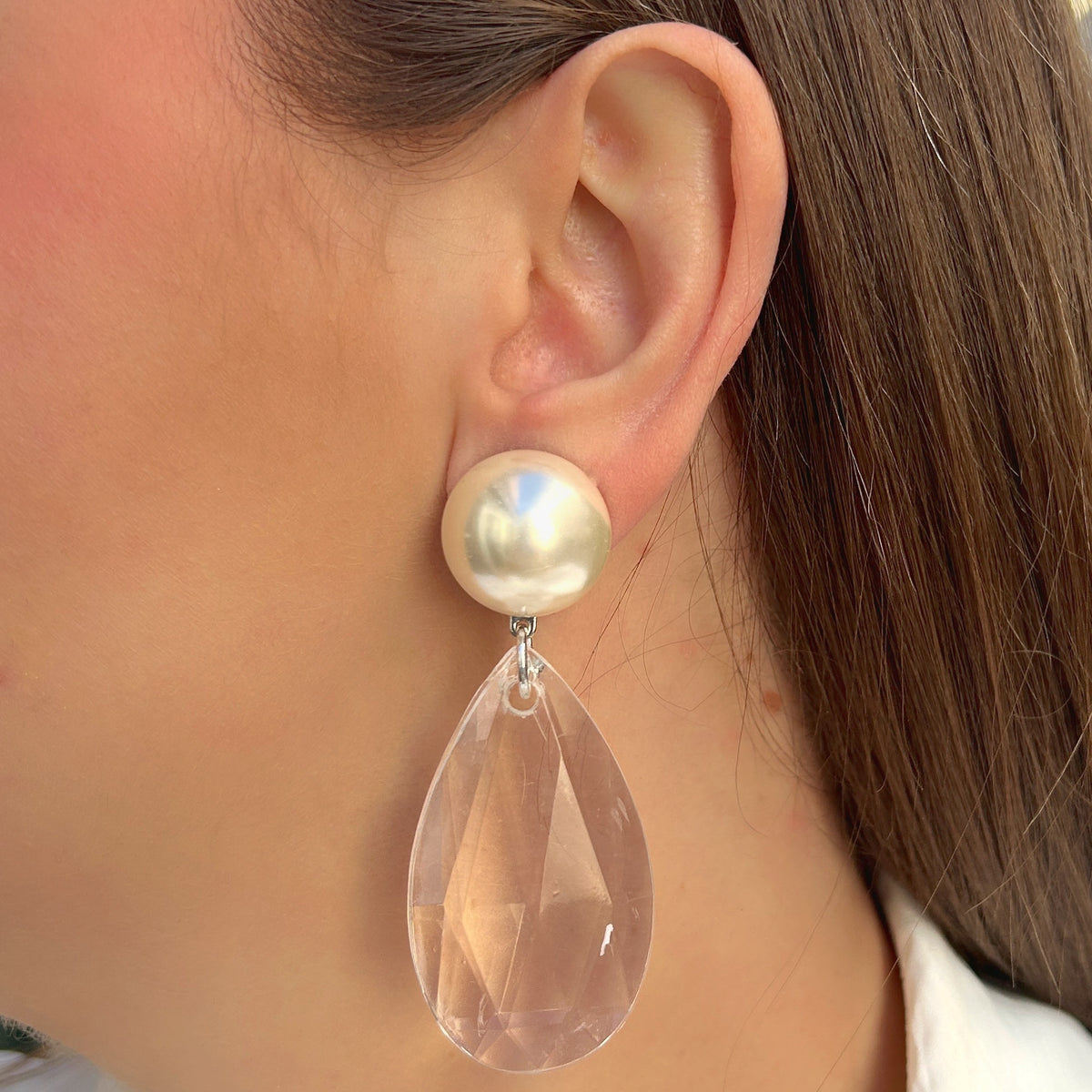 Boucles d'oreilles à clips Cristal Perle XS Francine Bramli Paris, perle ronde nacrée ivoire et pendentif goutte transparente facettée – Divinity Sète.