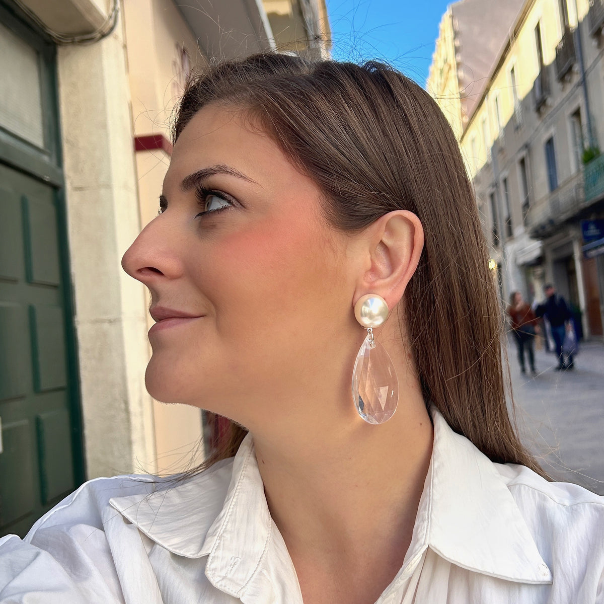 Boucles d'oreilles à clips Cristal Perle XS Francine Bramli Paris, perle ronde nacrée ivoire et pendentif goutte transparente facettée – Divinity Sète.