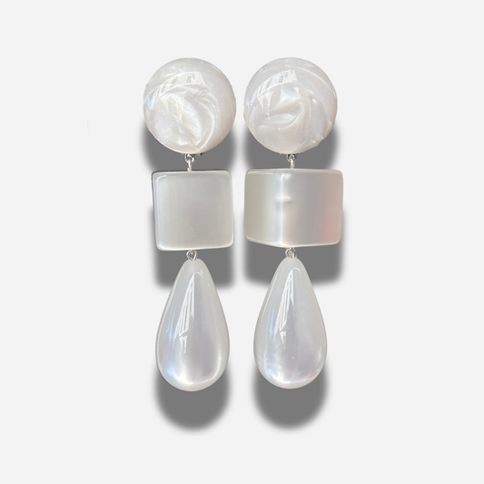 Boucles d’oreilles Cube nacre blanc Francine Bramli Paris résine goutte pendante