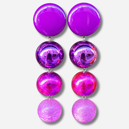 Boucles d’oreilles à clips Disco XL Violet Francine Bramli Paris, composées de quatre éléments ronds violets, fuchsia et roses aux finitions brillantes et métallisées.