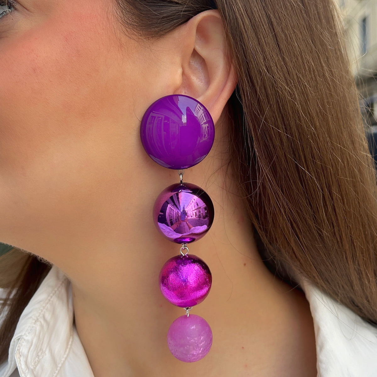 Boucles d’oreilles à clips Disco XL Violet Francine Bramli Paris, composées de quatre éléments ronds violets, fuchsia et roses aux finitions brillantes et métallisées.