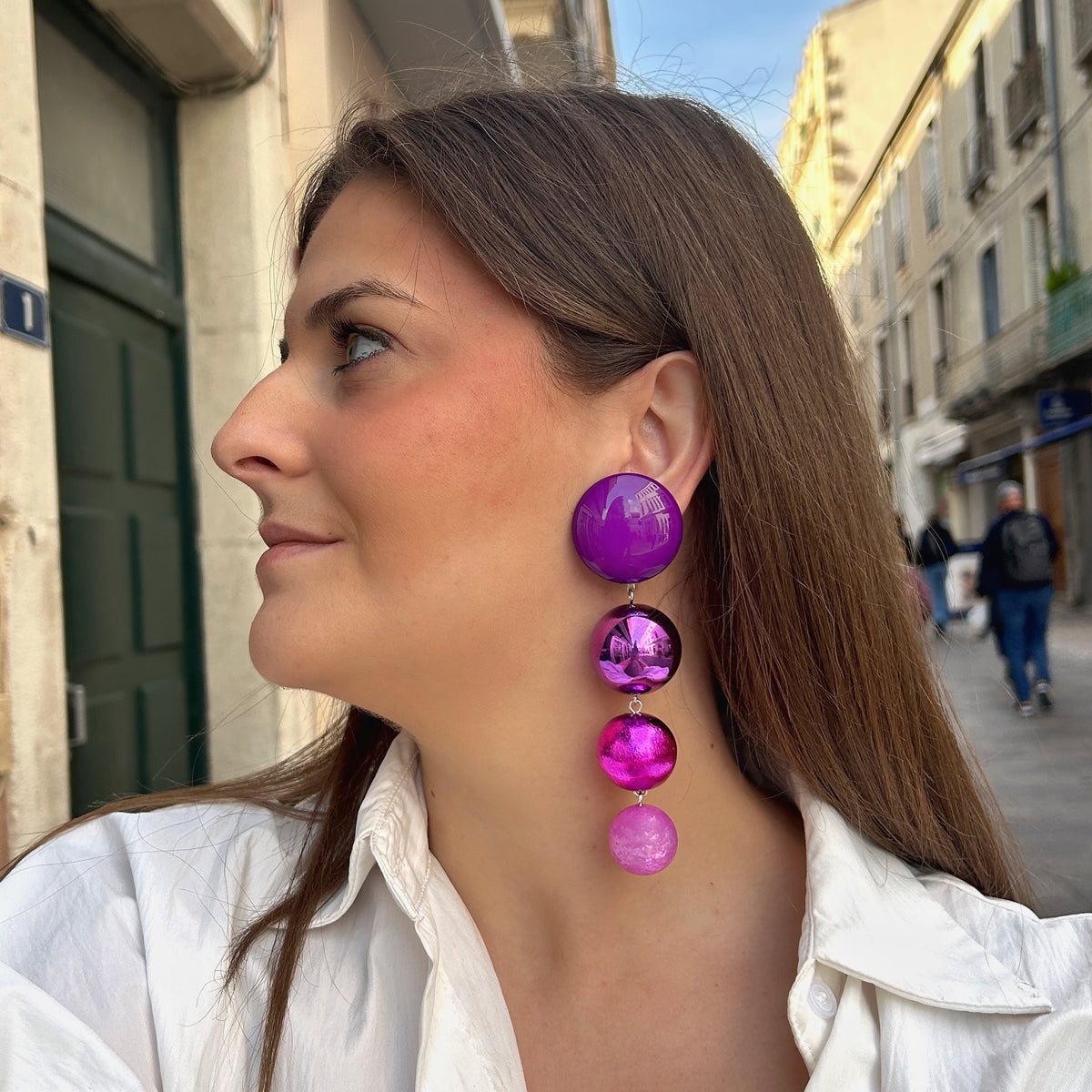 Boucles d’oreilles à clips Disco XL Violet Francine Bramli Paris, composées de quatre éléments ronds violets, fuchsia et roses aux finitions brillantes et métallisées.