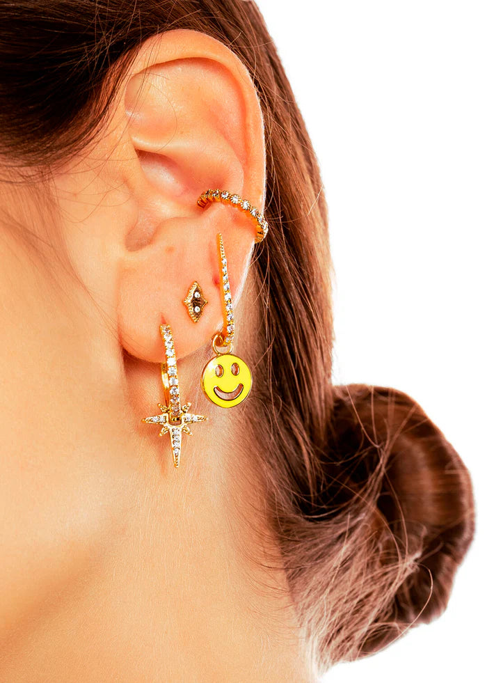 Boucles d’oreilles Diwali Hoops Mya Bay portées en accumulation