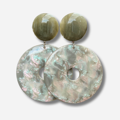 Boucles d'oreilles Dony Nacre Francine Bramli avec cabochon kaki et grand anneau en résine nacrée irisée