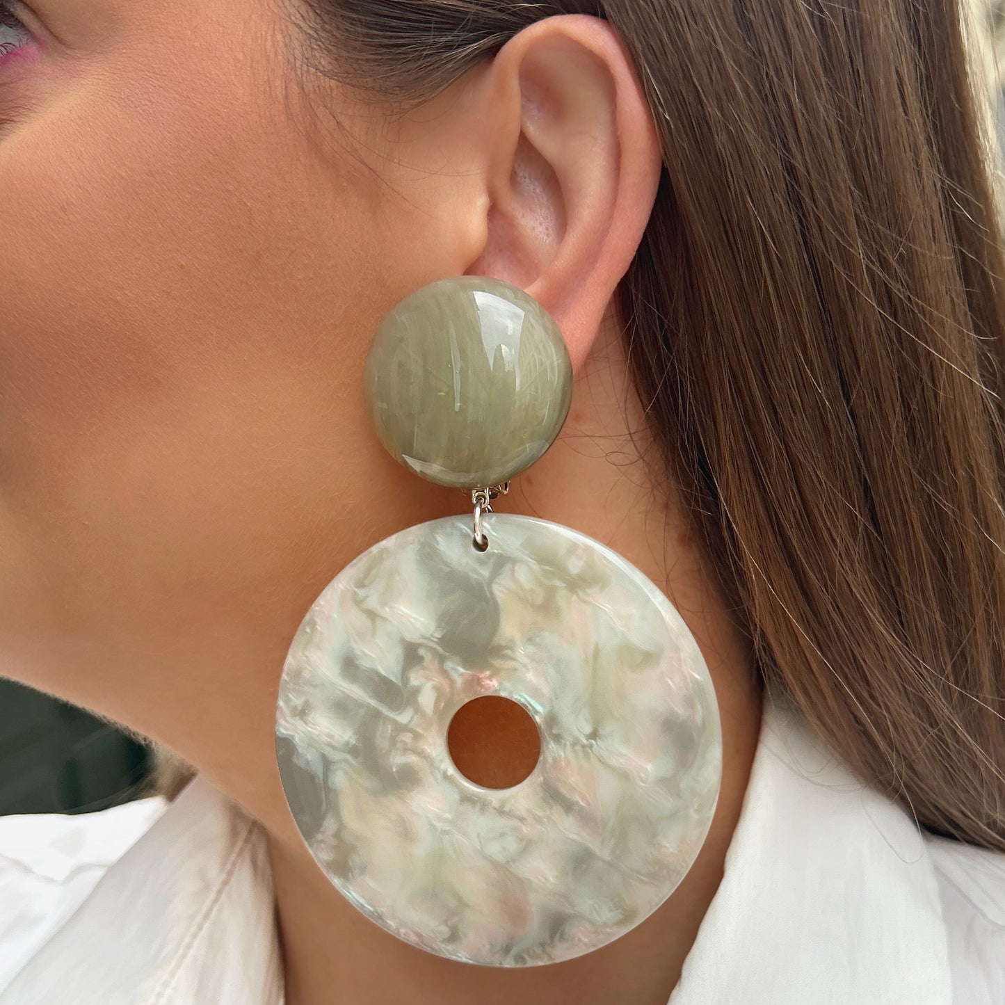 Boucles d'oreilles Dony Nacre Francine Bramli avec cabochon kaki et grand anneau en résine nacrée irisée