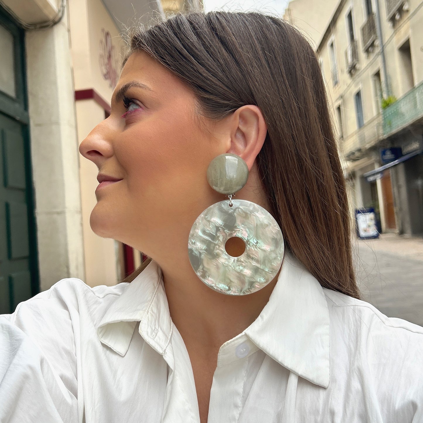 Boucles d'oreilles Dony Nacre Francine Bramli avec cabochon kaki et grand anneau en résine nacrée irisée