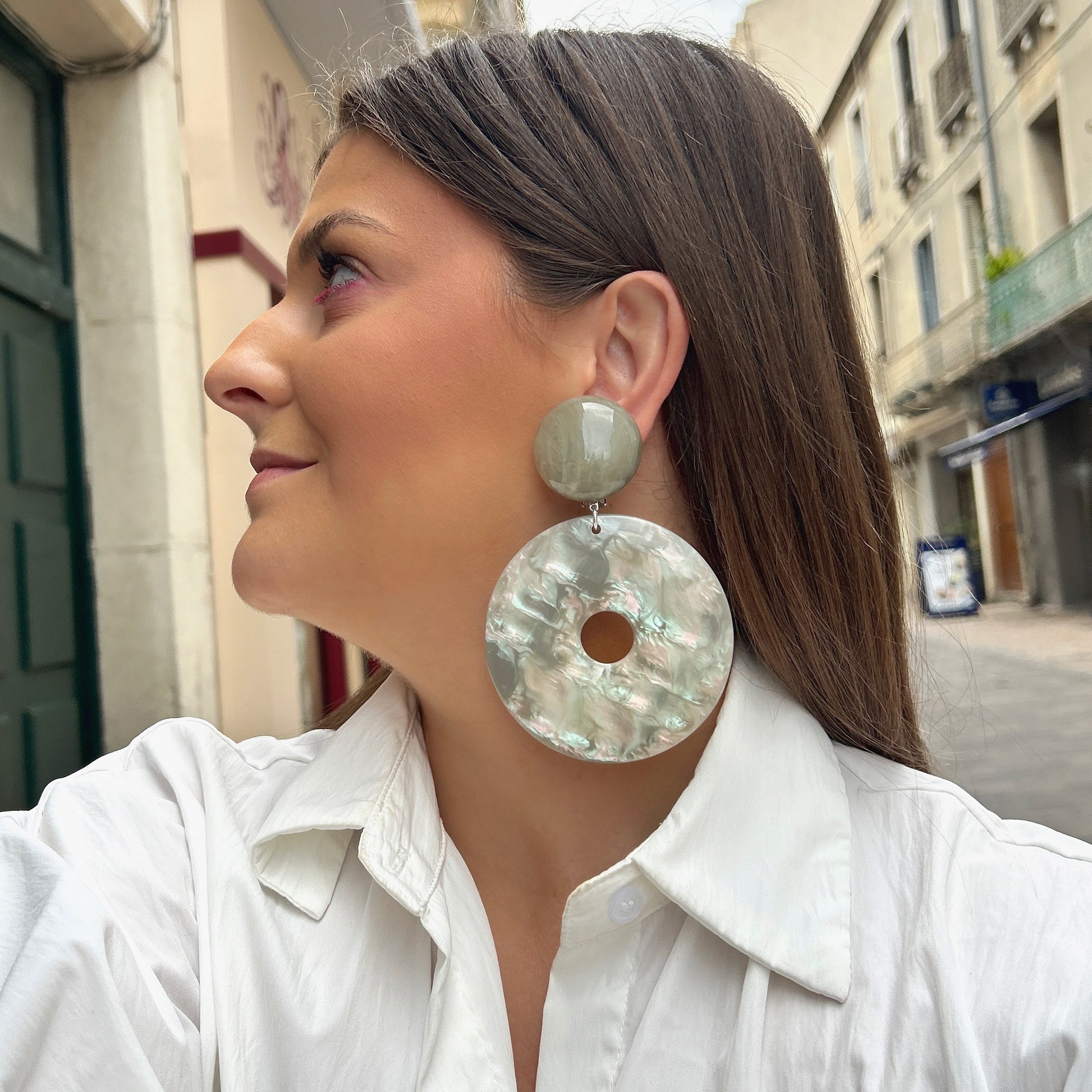 Boucles d'oreilles Dony Nacre Francine Bramli avec cabochon kaki et grand anneau en résine nacrée irisée