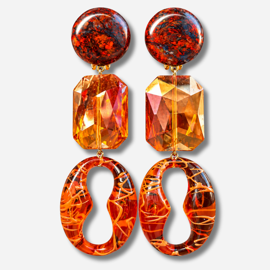 Boucles d’oreilles Dorivique Orange à clips Francine Bramli Paris, cabochons marbrés rouge et noir, cristaux rectangulaires orange facettés et pendentifs ovales ajourés.