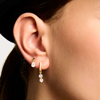 Boucles d’oreilles Double Crystal Delhi Mya Bay portées à l’oreille