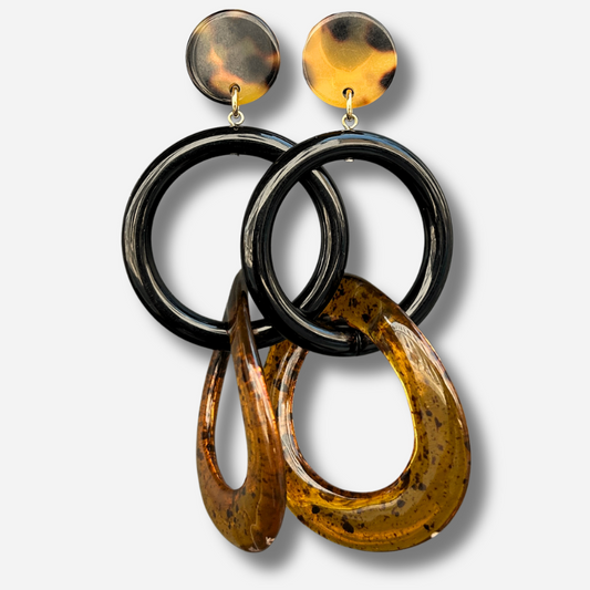 Boucles d'oreilles Double Messe Ambre Francine Bramli en résine noire, effet écaille et anneau transparent ambré