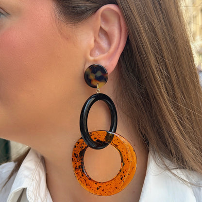 Boucles d'oreilles Double Messe Ambre Francine Bramli en résine noire, effet écaille et anneau transparent ambré