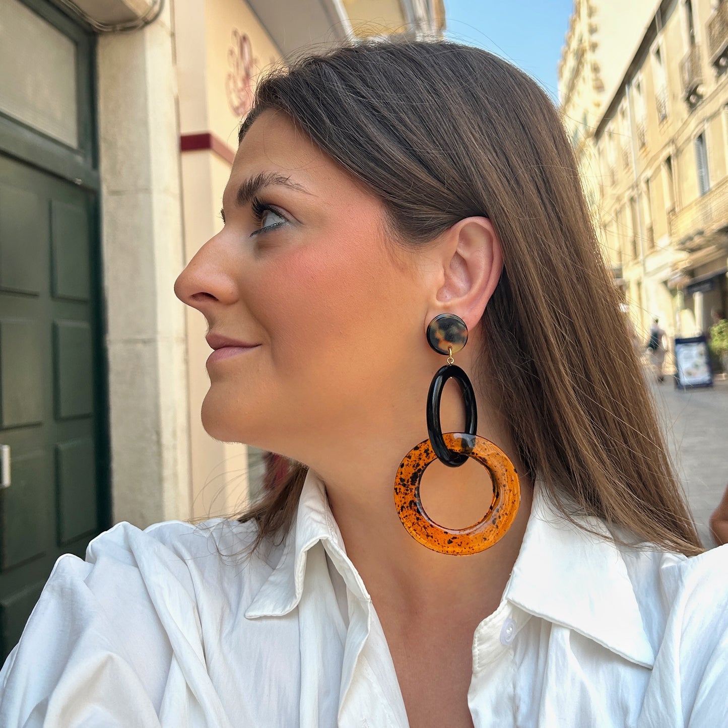 Boucles d'oreilles Double Messe Ambre Francine Bramli en résine noire, effet écaille et anneau transparent ambré