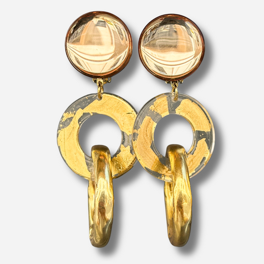 Boucles d'oreilles Double Messe Gold Francine Bramli en résine transparente avec feuilles d'or et anneaux dorés graphiques