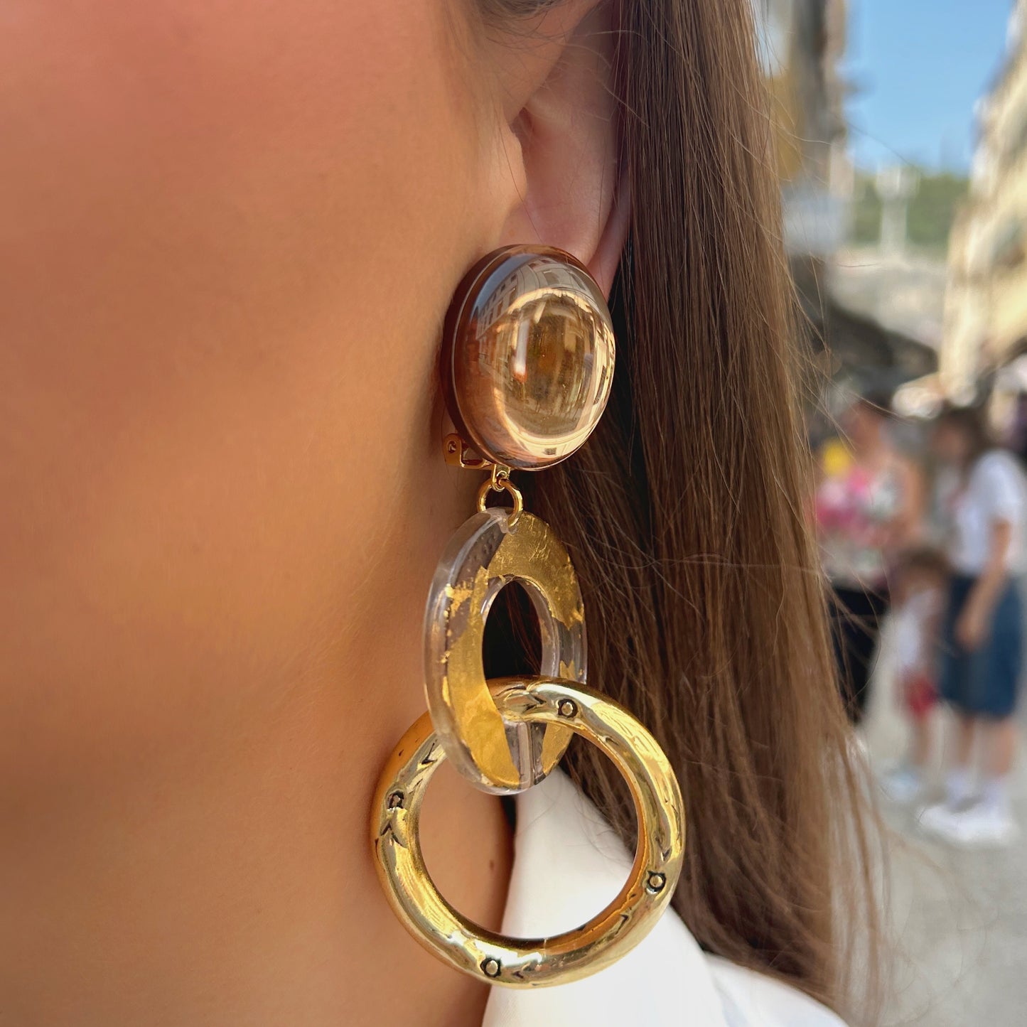 Boucles d'oreilles Double Messe Gold Francine Bramli en résine transparente avec feuilles d'or et anneaux dorés graphiques