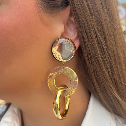 Boucles d'oreilles Double Messe Gold Francine Bramli en résine transparente avec feuilles d'or et anneaux dorés graphiques