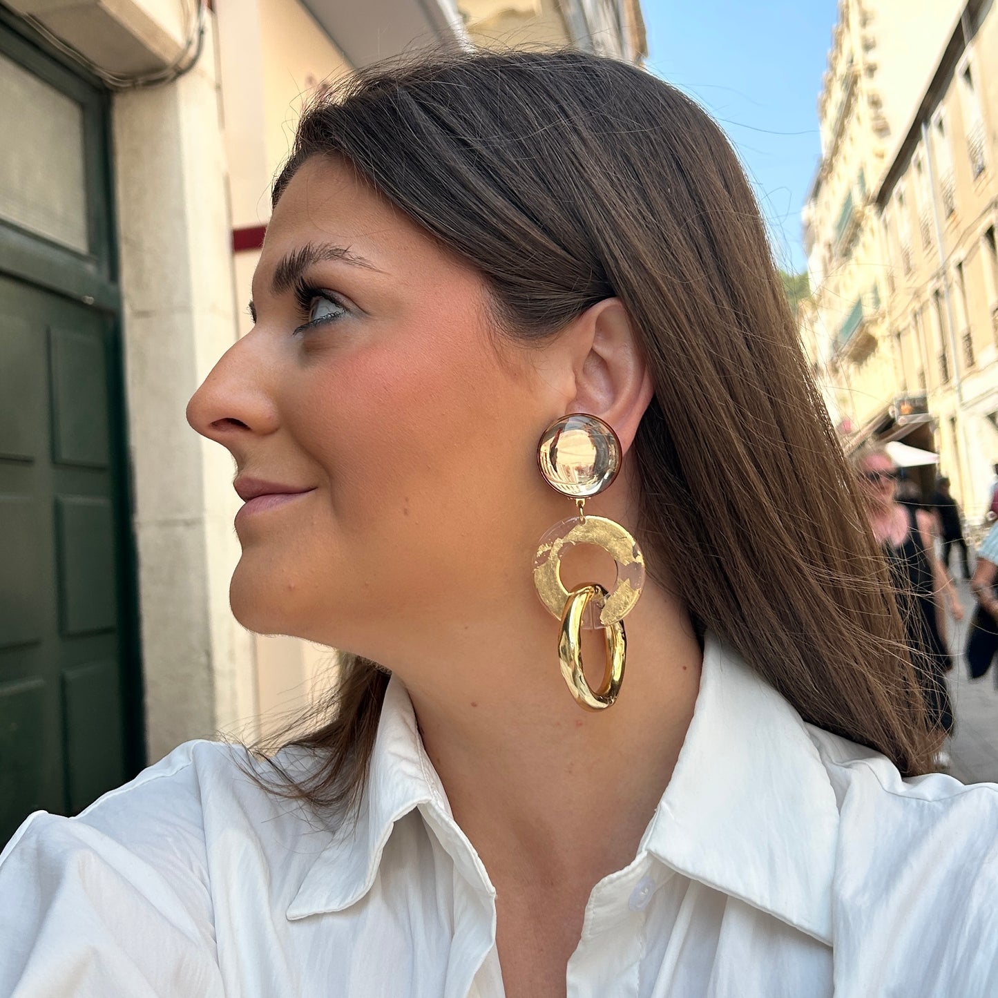 Boucles d'oreilles Double Messe Gold Francine Bramli en résine transparente avec feuilles d'or et anneaux dorés graphiques