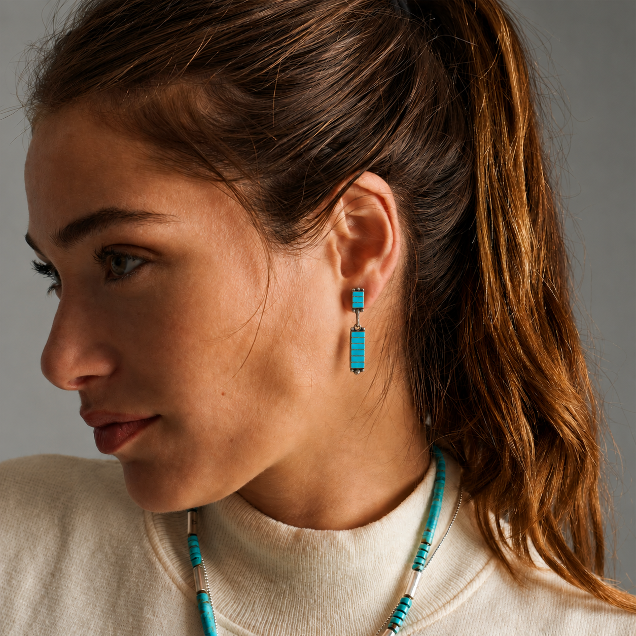 Boucles d’oreilles Harpo E01 en argent avec incrustation de turquoise naturelle, pièce unique inspirée des bijoux Navajo.