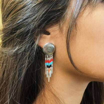 Boucles d’oreilles Harpo E310 Concha en argent avec perles multicolores rouge, turquoise, noir et ivoire, inspirées des bijoux Navajo traditionnels.
