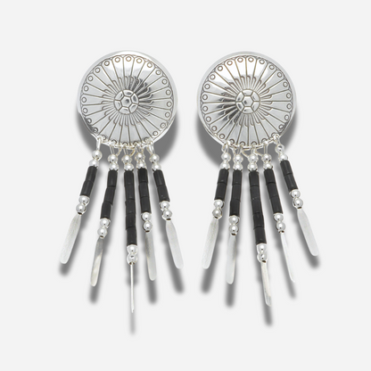 Boucles d’oreilles Harpo E310 en argent avec motif Concha, pampilles mobiles et perles d’onyx noir inspirées des bijoux Navajo traditionnels.