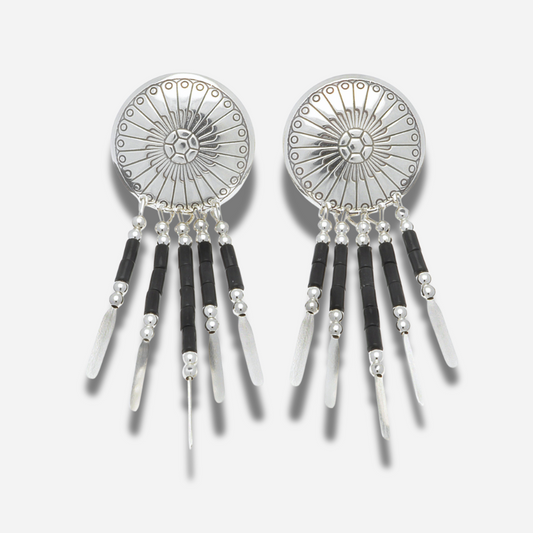 Boucles d’oreilles Harpo E310 en argent avec motif Concha, pampilles mobiles et perles d’onyx noir inspirées des bijoux Navajo traditionnels.