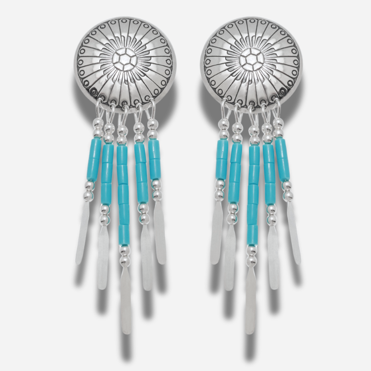 Boucles d’oreilles E310 Concha Turquoise Harpo en argent massif avec médaillons concha gravés, perles turquoise et pampilles en liquid silver.