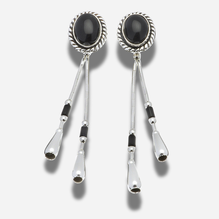 Boucles d’oreilles E343 Y Onyx Noir Harpo en argent massif avec cabochons d’onyx noir et pampilles mobiles en liquid silver.