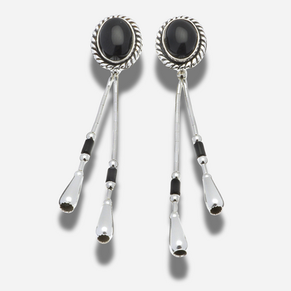 Boucles d’oreilles E343 Y Onyx Noir Harpo en argent massif avec cabochons d’onyx noir et pampilles mobiles en liquid silver.