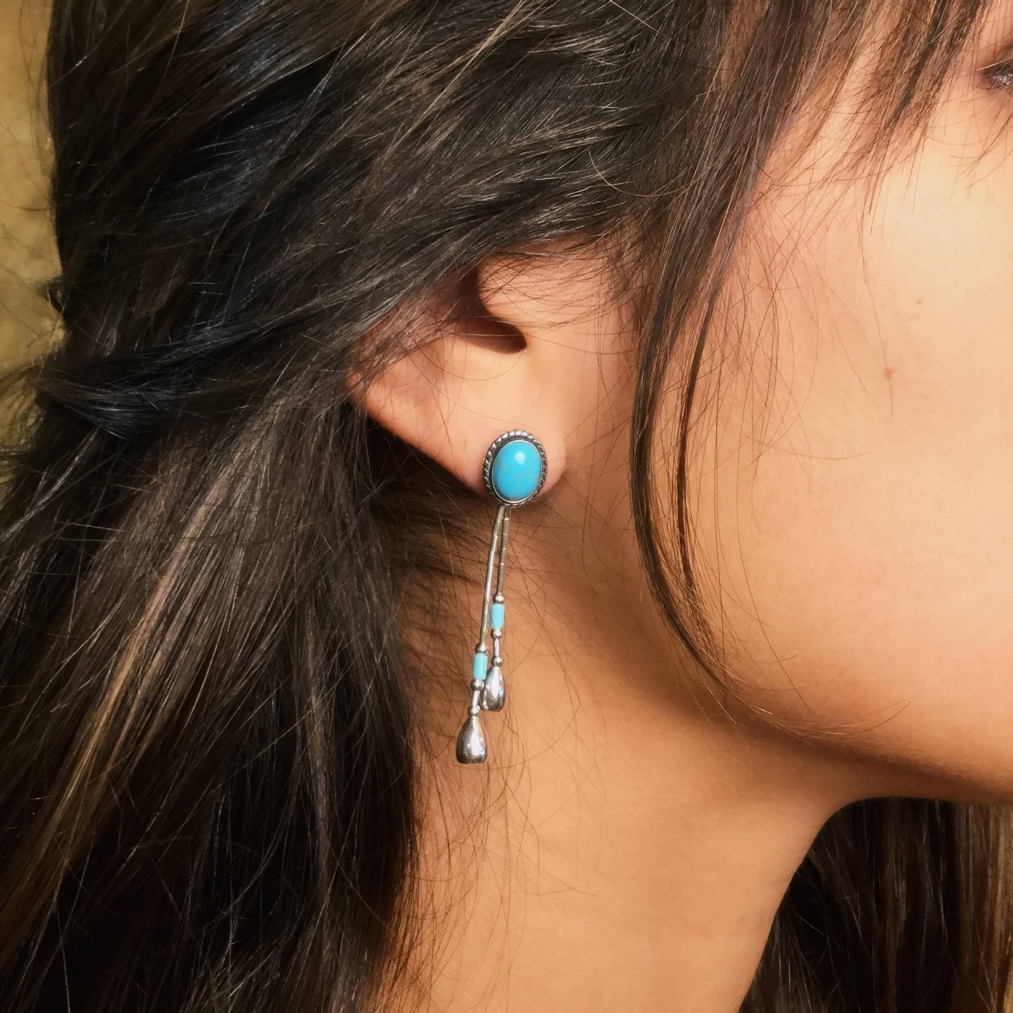Boucles d’oreilles E343 Y Turquoise Harpo en argent massif avec cabochons de turquoise naturelle et pampilles mobiles en liquid silver.