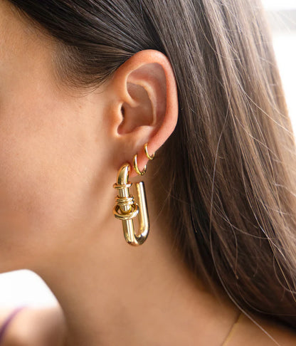 Boucles d’oreilles Edwina ZAG en acier inoxydable doré avec anneaux sculpturaux entrelacés