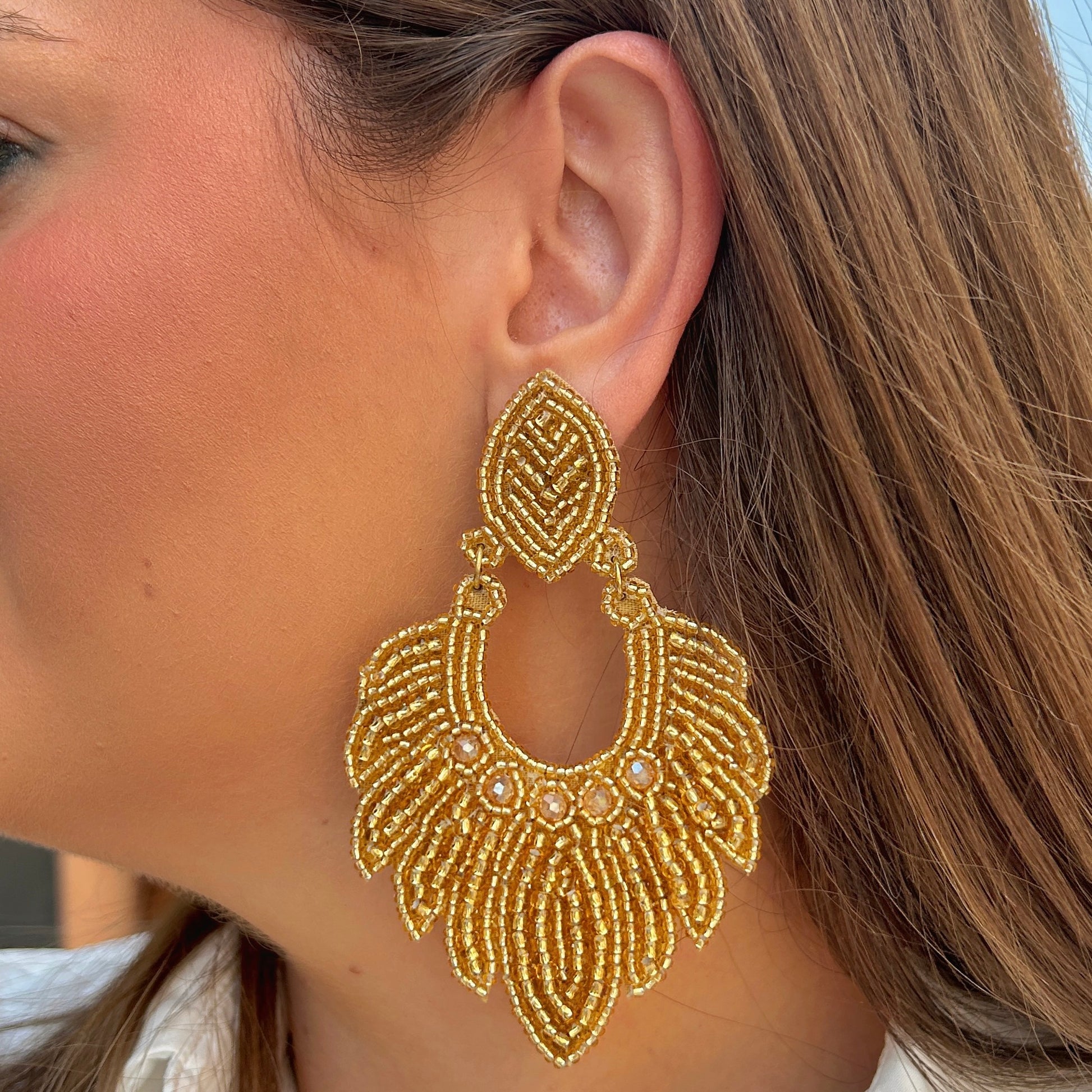 Boucles d'oreilles Éléa Gold Thelma & Nina brodées de perles dorées avec cristaux champagne et tige en plaqué or